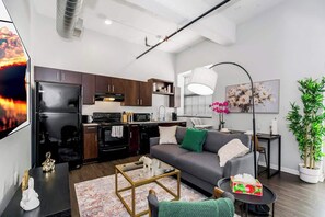 Smart TV, offices - Cozy 1BR Parking, Rooftop Near Arrowhd & TMobile (Kansas City)