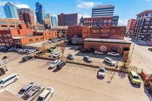 Property grounds - Cozy 1BR Near Arrowhd & TMobile Parking, Rooftop (Kansas City)