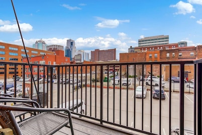 Cozy 1BR Near Arrowhd & TMobile Parking, Rooftop