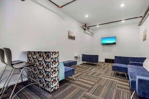 Interior - Cozy 1BR Parking, Rooftop Near Arrowhd & TMobile (Kansas City)