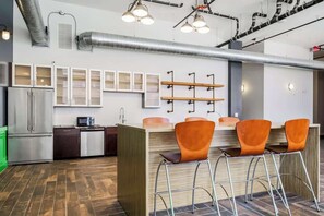 Interior - Cozy 1BR Near Arrowhd & TMobile Parking, Rooftop (Kansas City)