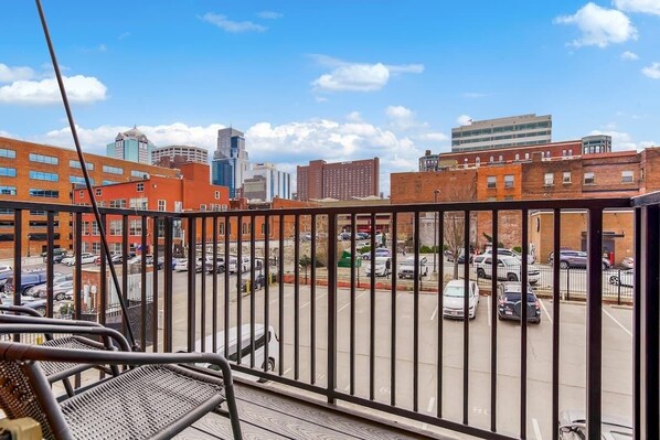 Property grounds - Cozy 1BR Parking, Rooftop Near Arrowhd & TMobile (Kansas City)