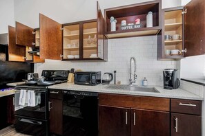 Fridge, microwave, oven, stovetop - Cozy 1BR Parking, Rooftop Near Arrowhd & TMobile (Kansas City)