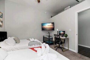 1 bedroom, iron/ironing board, travel crib, free WiFi - Cozy 1BR Parking, Rooftop Near Arrowhd & TMobile (Kansas City)