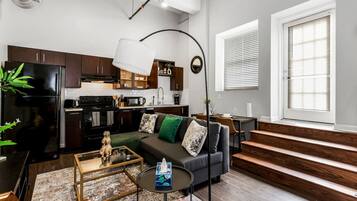 TV connectée, table de tennis de table, écrans d'ordinateur