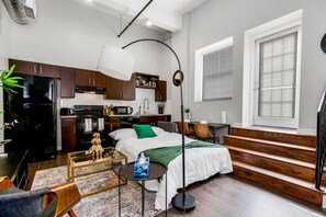 1 dormitorio, escritorio, tabla de planchar con plancha y cuna de viaje