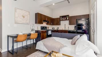 2 dormitoris, escriptori i planxa i posts de planxar