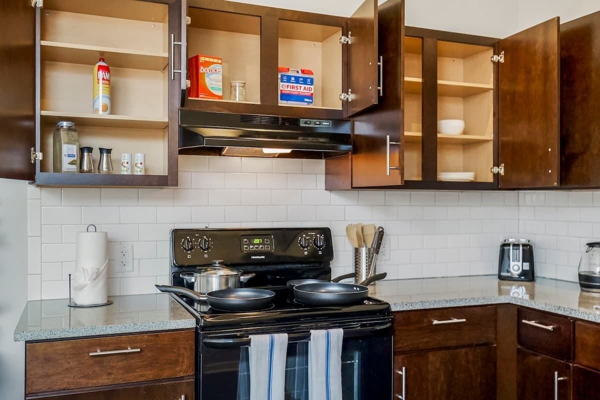 Kjøleskap, mikrobølgeovn, ovn og kokeplater