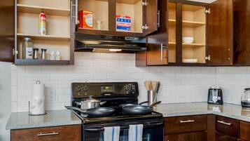 Kjøleskap, mikrobølgeovn, ovn og kokeplater