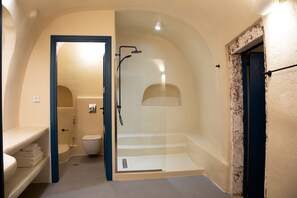 Shower, hair dryer, towels, soap - Amphora Cave House in Oia Foinikia (Thira)