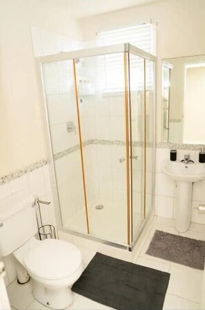 Hair dryer, towels, soap, shampoo - Sunset Cove Barbados (Charnocks)