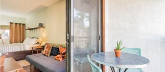 Cozy, modern Pearl St. condo. Ideal location!