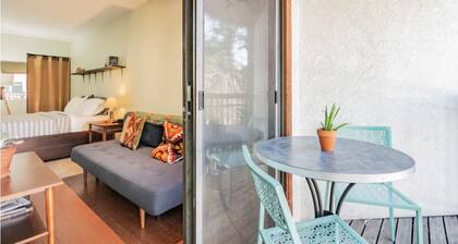 Cozy, modern Pearl St. condo. Ideal location!