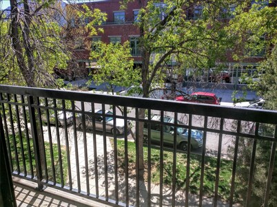 Cozy, modern Pearl St. condo. Ideal location!
