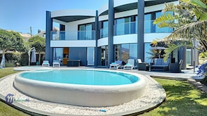 Outdoor pool, pool umbrellas, sun loungers - Villa Bonsai (Calheta)