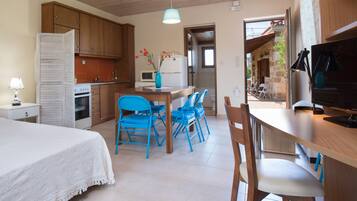 Apartamento Confort | Colchones con acolchado adicional, caja fuerte, cortinas opacas