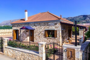 Front of property - Villa Anerocuru (Chania)