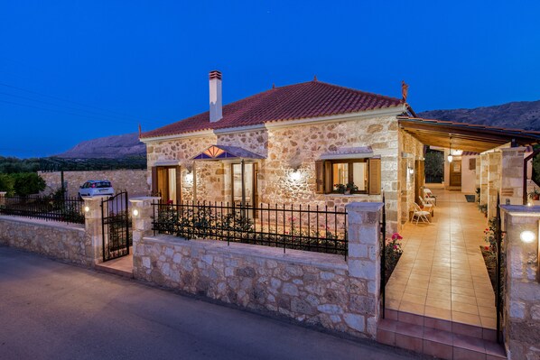 Front of property - Villa Anerocuru (Chania)