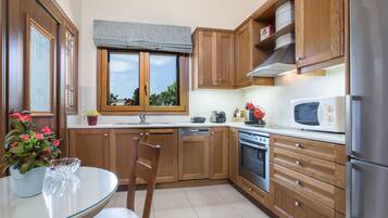 Villa Confort | Cocina privada | Frigorífico grande, microondas, horno y placa de cocina