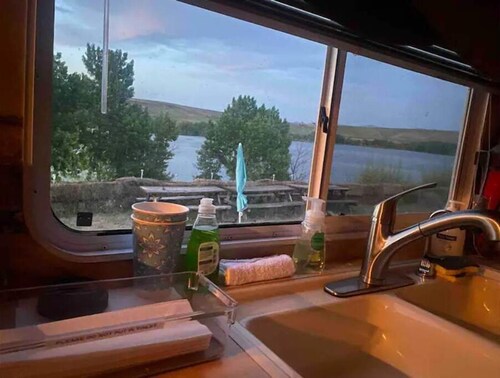 Queen and twin bed Trailer on private beach, Hammocks, tiki torches, fishing