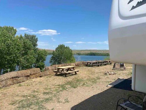 Queen and twin bed Trailer with Kayaks on private beach, Hammocks, tiki torches 