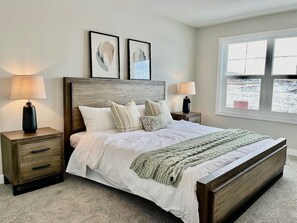 2 bedrooms, iron/ironing board, internet, bed sheets - Edith Green Contemporary Duplex (Calgary)