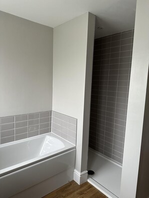 Cottage | Bathroom | Separate bathtub and shower, deep-soaking bathtub, free toiletries - Immaculate 4-bed Cottage in Knaresborough (Knaresborough)