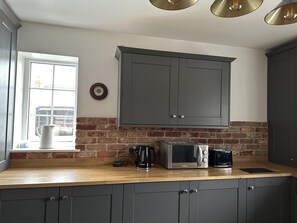 Private kitchen - Immaculate 4-bed Cottage in Knaresborough (Knaresborough)