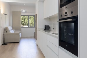 Køleskab, mikrobølgeovn, ovn, kogeplade