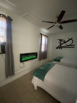 3 chambres, bureau, fer et planche à repasser, accès au Wi-Fi (inclus)