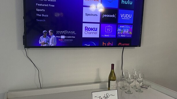 Un téléviseur affichant l’interface Roku et proposant divers services de diffusion en continu.