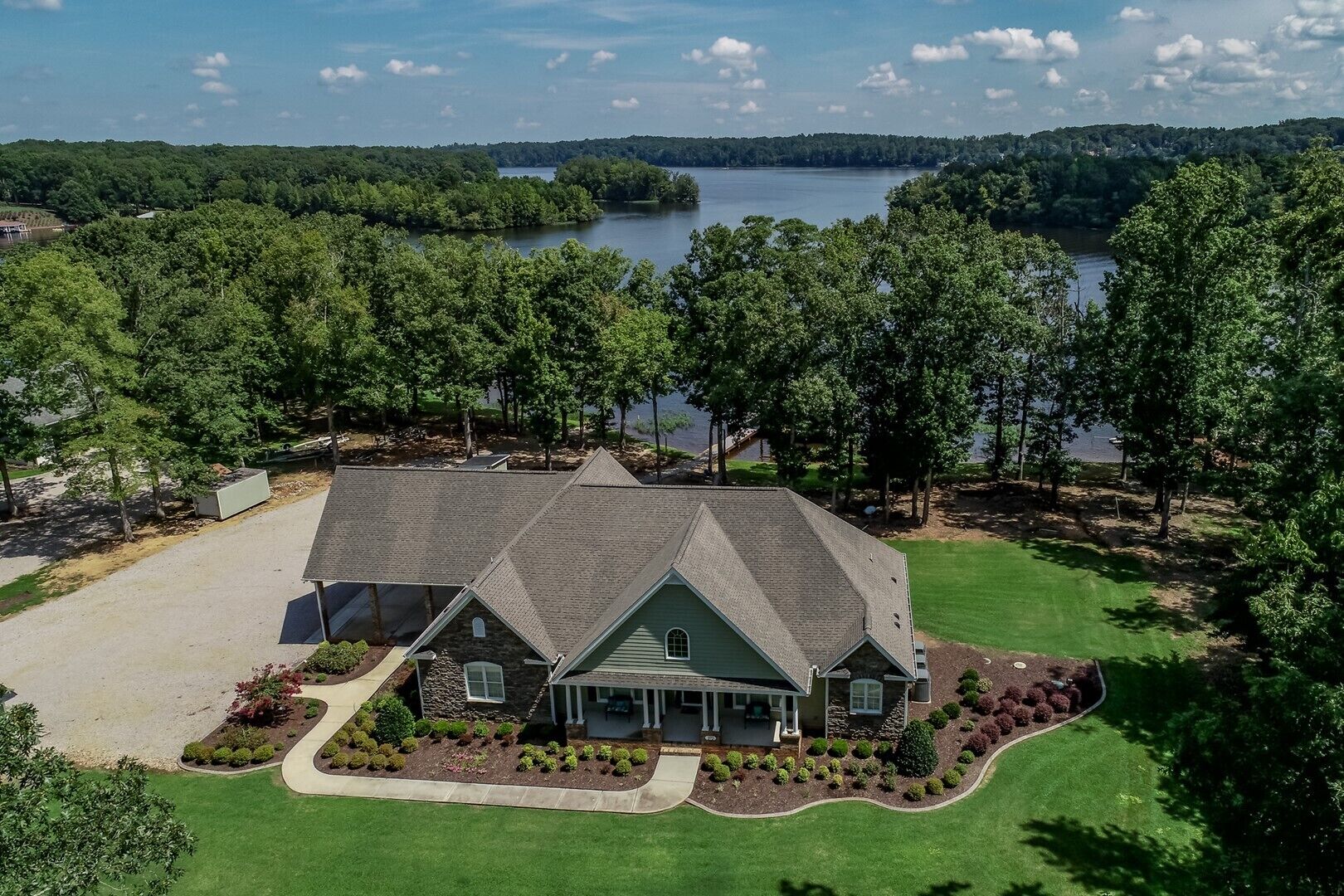 Castaways Waterfront with Many Amenities Private Boat Ramp