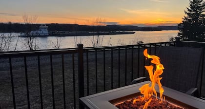 Lakefront vacation home with kitchen and balcony