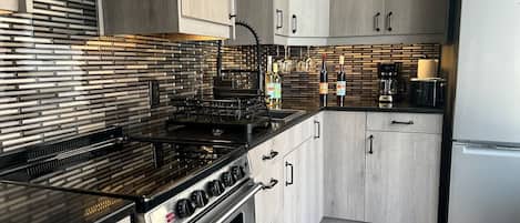 Refrigerador, microondas, horno y parrilla de estufa