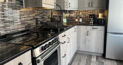 Fountain City Loft, hot tub, river views