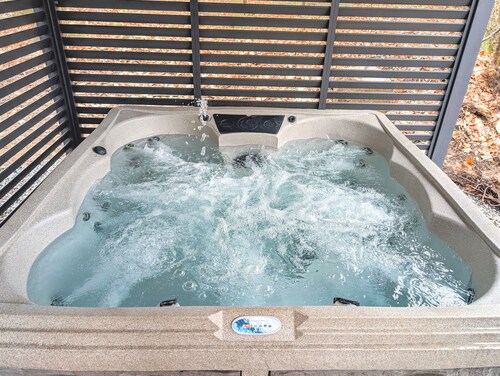 Tranquil Luxe Stay, HotTub, Family Fun, Fall Colors