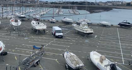 Un apt meublé avec une vue sur le port des Bas Sablons et un parking gratuit.