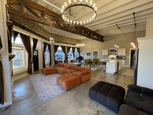 Historic Chevy 3 br/3.5 bth downtown square