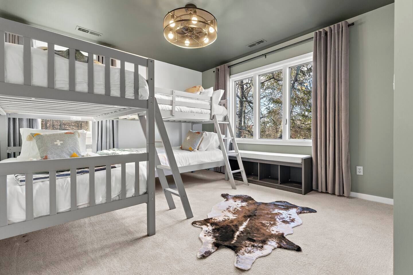 6 soverom, skrivebord, strykejern/-brett og reiseseng for barn