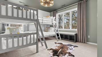 6 soverom, skrivebord, strykejern/-brett og reiseseng for barn