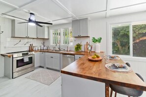 Dishwasher - Mountain Oasis: Modern Plantation Home (Kealakekua)