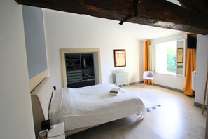 4 quartos, ferros/tábuas de passar roupa, Wi-Fi, roupa de cama