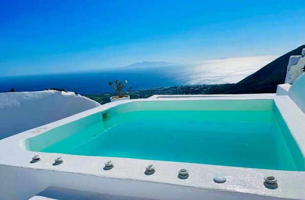 Outdoor spa tub - Amphora Deluxe Suite with outdoor private jetted tub, Pyrgos (Thira)