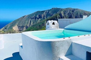 Outdoor spa tub - Amphora Deluxe Suite with outdoor private jetted tub, Pyrgos (Thira)
