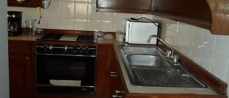 Family Suite, Multiple Beds, Kitchen | Private kitchen | Fridge, microwave