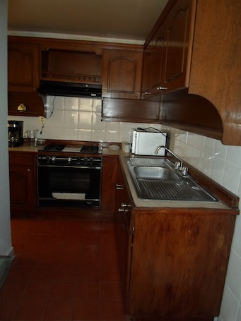Family Suite, Multiple Beds, Kitchen | Private kitchen | Shared fridge, microwave