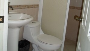 A bathroom with a toilet, bidet, and sink. - Hotel María Bonita (Tlaxcala)