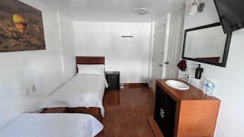 Quarto duplo standard, vista para o pátio | Edredons de pluma, Wi-Fi de cortesia, roupa de cama