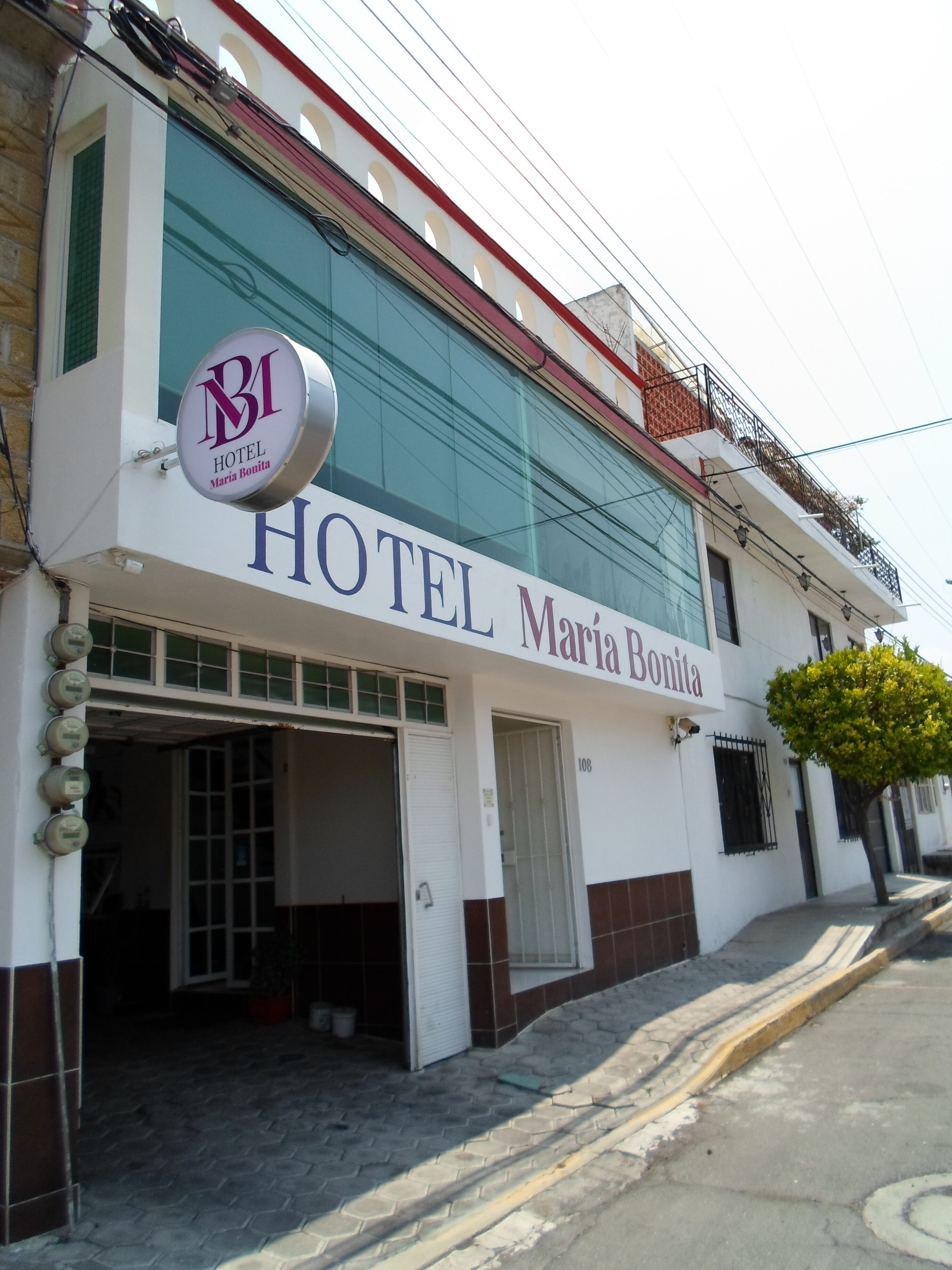 Um edifício com uma placa que diz 'HOTEL Maria Bonita'.