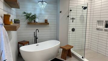 Signature Suite | Bathroom | Hair dryer, towels, soap, shampoo
